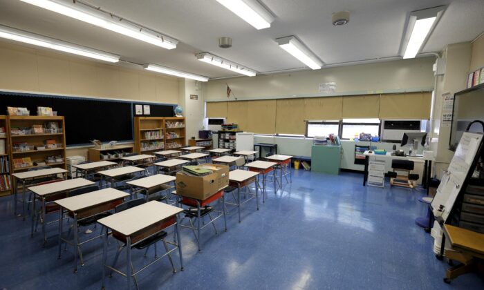 Một phòng học trống tại Trường Yung Wing P.S. 124 trước khi bắt đầu năm học ở Thành phố New York, vào ngày 02/09/2021. (Ảnh: Michael Loccisano/Getty Images)