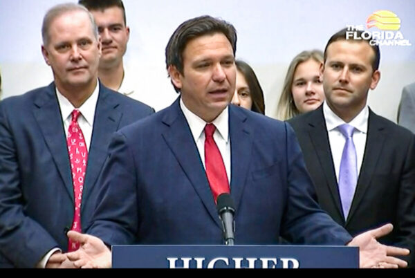 Thống đốc Florida Ron DeSantis trình bày tại một cuộc họp báo ở The Villages và ký Dự luật Thượng viện 7044 vào ngày 19/04/2022. (Ảnh chụp màn hình, The Florida Channel)