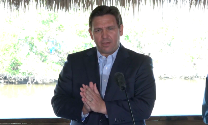 Thống đốc Florida Ron DeSantis công bố chi tiêu trong nhiệm kỳ tới của ông cho việc phục hồi Everglades và các dự án về chất lượng nước khác ở Bonita Springs, Florida, hôm 10/01/2023. (Ảnh do Văn phòng Thống đốc Florida cung cấp)