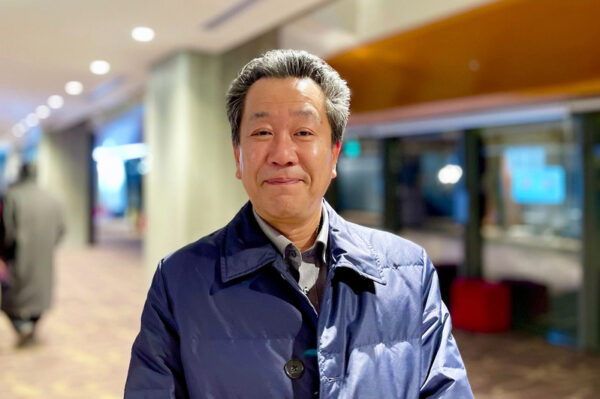 Ông Setoguchi Yasutaka, chủ tịch công ty nước nổi tiếng Nhật Bản AquaClara, thưởng lãm Nghệ thuật Biểu diễn Shen Yun tại Nhà hát ROHM Kyoto ở Kyoto, Nhật Bản, hôm 11/01/2023. (Ảnh: Niu Bin/The Epoch Times)