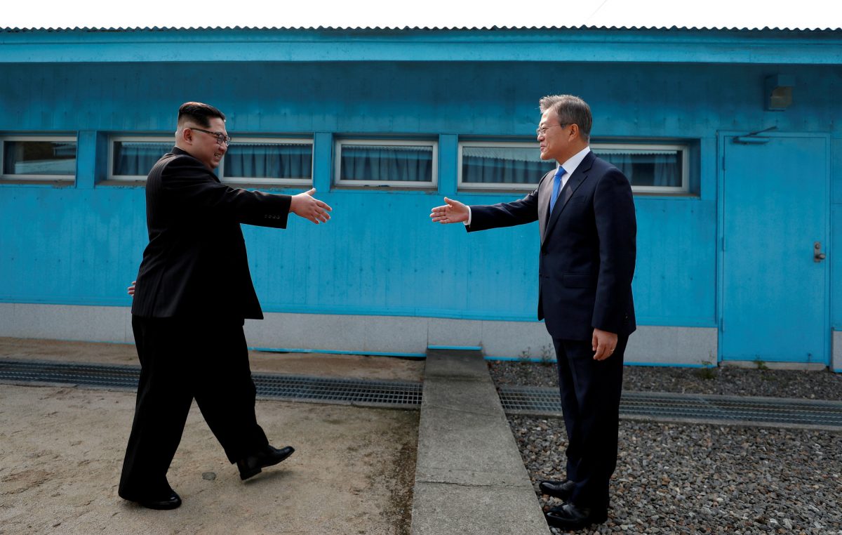 Tổng thống Nam Hàn Moon Jae-in và lãnh đạo Bắc Hàn Kim Jong Un bắt tay tại làng đình chiến Panmunjom bên trong khu phi quân sự phân chia hai miền Nam Bắc hôm 27/04/2018. (Ảnh: Báo chí Hội nghị thượng đỉnh Nam-Bắc Hàn/Pool qua Reuters)