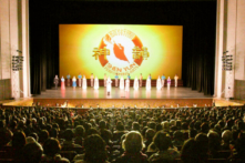 Tiết mục hạ màn của Công ty Nghệ thuật Biểu diễn Shen Yun Thế Giới tại Fukuoka Sunpalace Hotel & Hall ở Fukuoka, Nhật Bản, tối hôm 29/12/2022. (Ảnh: Đài truyền hình Tân Đường Nhân)