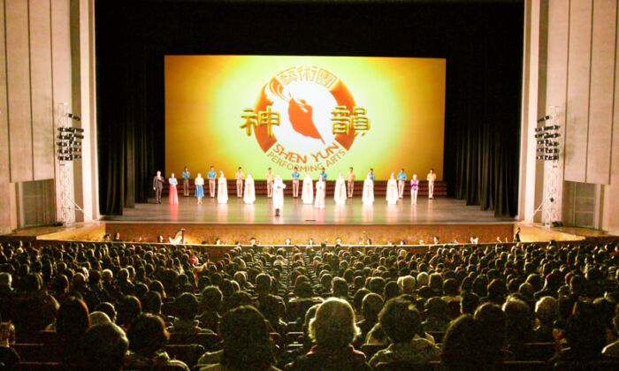 Tiết mục hạ màn của Công ty Nghệ thuật Biểu diễn Shen Yun Thế Giới tại Fukuoka Sunpalace Hotel & Hall ở Fukuoka, Nhật Bản, tối hôm 29/12/2022. (Ảnh: Đài truyền hình Tân Đường Nhân)