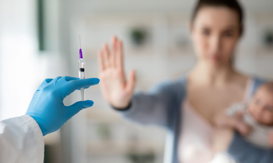 Người tiêu dùng cần lưu ý rằng mỗi loại vaccine được đề xuất có hồ sơ an toàn, hiệu quả và sự cần thiết khác nhau. (Prostock-studio/Shutterstock)