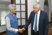 Tổng thống Sri Lanka Ranil Wickremesinghe (bên phải), bắt tay với Ngoại trưởng Ấn Độ S. Jaishankar (bên trái), tại Colombo, Sri Lanka, hôm 20/01/2023. (Ảnh: Văn phòng Tổng thống Sri Lanka qua AP)