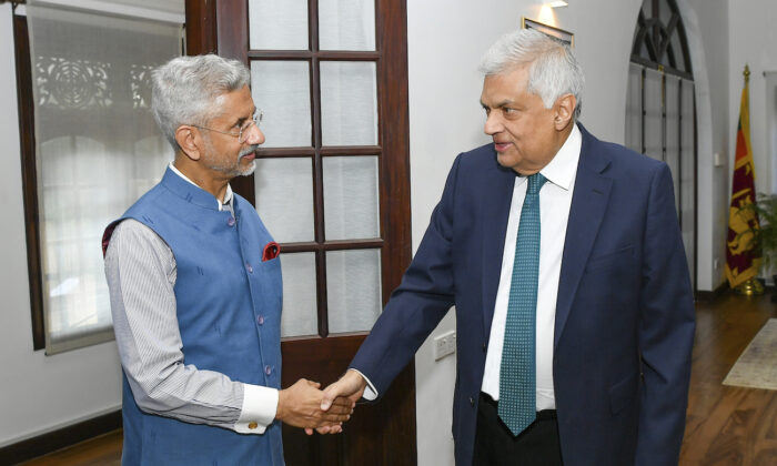 Tổng thống Sri Lanka Ranil Wickremesinghe (bên phải), bắt tay với Ngoại trưởng Ấn Độ S. Jaishankar (bên trái), tại Colombo, Sri Lanka, hôm 20/01/2023. (Ảnh: Văn phòng Tổng thống Sri Lanka qua AP)