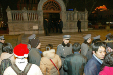 Nhân viên an ninh và cảnh sát Trung Quốc không cho hàng trăm tín đồ Thiên Chúa giáo Trung Quốc vào Nhà thờ Công giáo Vương Phủ Tỉnh trong Thánh lễ Giáng Sinh ở Bắc Kinh, Trung Quốc, vào ngày 25/12/2003. (Ảnh: Goh Chai Hin/AFP qua Getty Images)