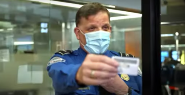 Một nhân viên của Cơ quan Quản lý An ninh Giao thông vận tải trao lại giấy phép lái xe của một hành khách tại một trạm kiểm soát an ninh phi trường hồi năm 2022. (Ảnh đăng dưới dự cho phép của TSA)