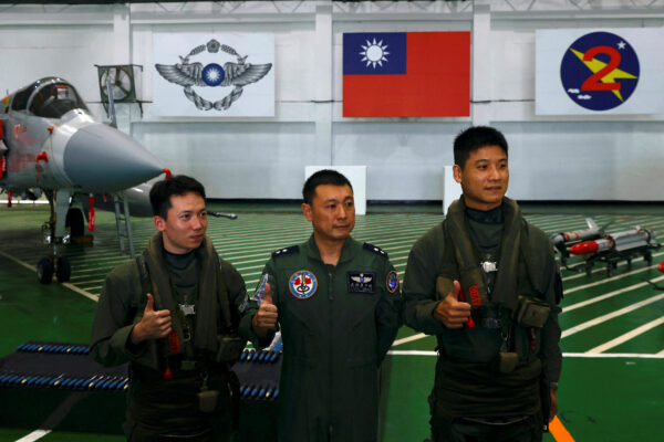 Trung tá Ngô Bang Ngạn chụp ảnh tại một căn cứ không quân ở Tân Trúc, Đài Loan, hôm 11/01/2023. (Ảnh: Ann Wang/Reuters)