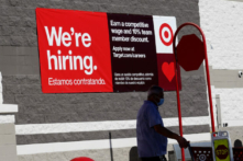 Biển báo "Chúng tôi đang tuyển dụng" treo trên tường của một cửa hàng Target ở Miami, Florida, hôm 03/12/2021. (Ảnh: Joe Raedle/Getty Images)