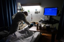Một bác sĩ kiểm tra một bệnh nhân COVID-19 34 tuổi tại một trung tâm y tế ở Tarzana, California, vào ngày 02/09/2021. (Ảnh: Apu Gomes/AFP qua Getty Images)
