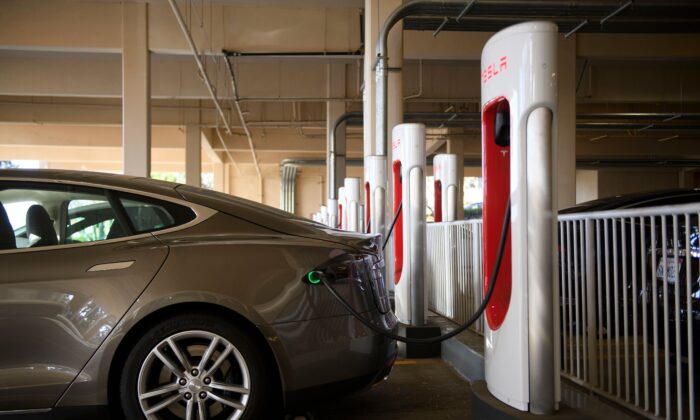 Một chiếc xe điện của hãng Tesla đang sạc tại một trạm sạc Supercharger ở Redondo Beach, California, hôm 04/01/2021. (Ảnh: Patrick T. Fallon/AFP qua Getty Images)