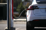 Một chiếc xe hơi Tesla đậu tại trạm sạc Supercharger của Tesla ở Petaluma, California, vào ngày 23/09/2020. (Ảnh: Justin Sullivan/Getty Images)