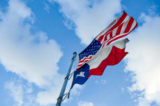 Quốc kỳ Hoa Kỳ và Cờ Tiểu bang Texas tại Công viên Murchison Rogers ở El Paso, Texas, hôm 24/06/2021. (Ảnh: Patrick T. Fallon/AFP/Getty Images)