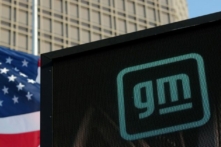 Logo GM mới trên mặt tiền của trụ sở General Motors ở Detroit hôm 16/03/2021. (Ảnh: Rebecca Cook/Reuters)
