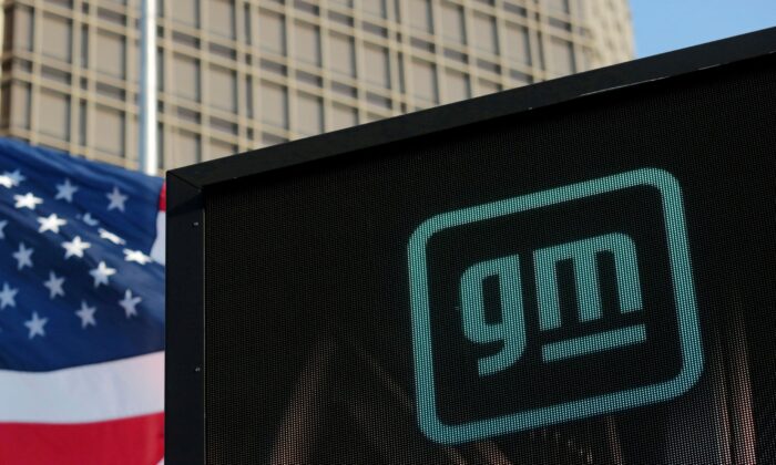 Logo GM mới trên mặt tiền của trụ sở General Motors ở Detroit hôm 16/03/2021. (Ảnh: Rebecca Cook/Reuters)