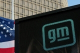 Logo GM mới trên mặt tiền của trụ sở General Motors ở Detroit hôm 16/03/2021. (Ảnh: Rebecca Cook/Reuters)