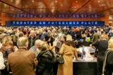 Tiền sảnh đầy ắp khán giả tại Nhà hát Potsdamer Platz ở Berlin trước buổi biểu diễn của Shen Yun hôm 06/01/2023. (Ảnh: The Epoch Times)