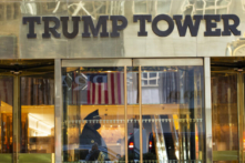 Một nhân viên bảo vệ đứng trước cửa Trump Tower ở Thành phố New York, vào ngày 07/03/2021. (Ảnh: Kena Betancur/AFP qua Getty Images)