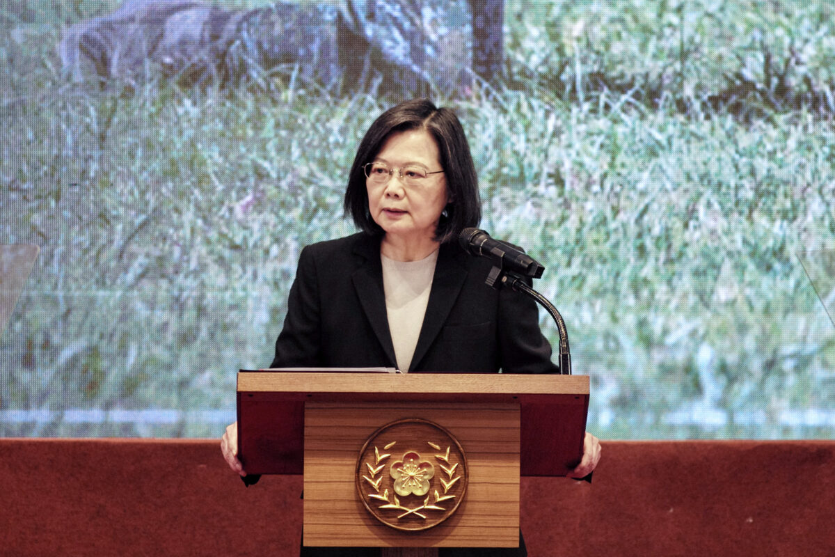 Tổng thống Đài Loan Thái Anh Văn trình bày trong một cuộc họp báo tại văn phòng tổng thống ở Đài Bắc, Đài Loan, hôm 27/12/2022. (Ảnh: Sam Yeh/AFP qua Getty Images)