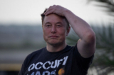 Ông chủ Twitter kiêm Kỹ sư Trưởng của SpaceX, Elon Musk, tham gia một cuộc họp báo chung với Giám đốc điều hành T-Mobile Mike Sievert (không ở trong hình) tại SpaceX Starbase, ở Brownsville, Texas hôm 25/08/2022. (Ảnh: Adrees Latif/Reuters)