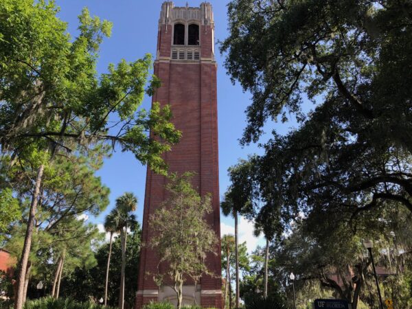 Tòa tháp Thế kỷ (Century Tower) mang tính biểu tượng trong khuôn viên Đại học Florida ở Gainesville, Florida hôm 30/07/2022. (Ảnh: Nanette Holt/The Epoch Times)