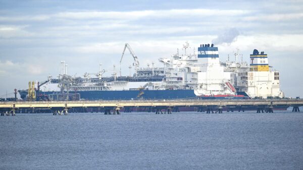 Tàu chở dầu Maria Energy, bên phải, chở đầy khí tự nhiên hóa lỏng, nằm ở một bến nổi, cùng với con tàu đặc biệt Hoegh Esperanza, ở Wilhelmshaven, Đức, hôm 03/01/2023. (Ảnh: Sina Schuldt/dpa qua AP)