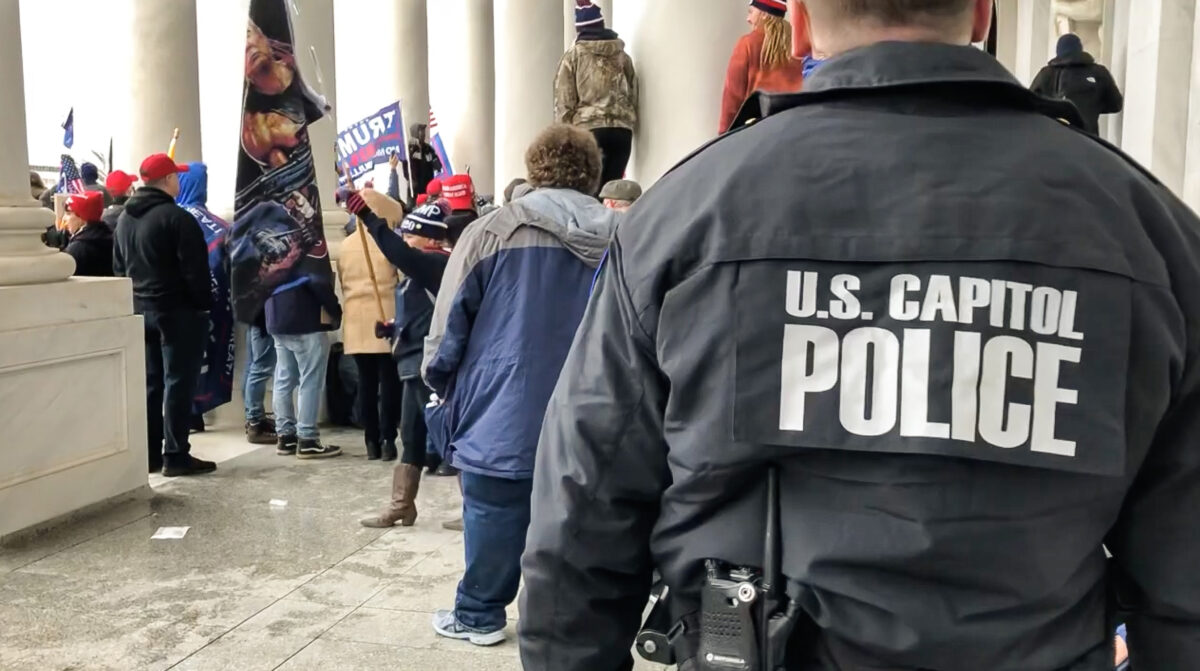 Một sĩ quan cảnh sát của Điện Capitol Hoa Kỳ quan sát đám đông ở trên cùng của các bậc thềm nhà vòm phía đông vào ngày 06/01/2021. (Ảnh: Bobby Powell/Thuộc đặc quyền The Epoch Times)
