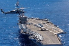 Hàng không mẫu hạm USS Carl Vinson tham gia vào một nhóm đang di chuyển trong cuộc tập trận Vành đai Thái Bình Dương ngoài khơi bờ biển Hawaii, ngày 26/07/2018. (Ảnh: Sĩ quan Hạm đội số 1 Arthurgwain L. Marquez/Hải quân Hoa Kỳ/AP)