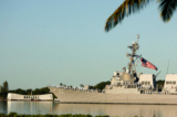 Tàu USS Chung-Hoon đi qua Đài tưởng niệm USS Arizona trong hoạt động vinh danh kỷ niệm 73 năm cuộc tấn công Trân Châu Cảng tại Đài tưởng niệm Quốc gia Thái Bình Dương trong Đệ nhị Thế chiến ở Honolulu vào ngày 07/12/2014. (Ảnh: Hugh Gentry/Reuters)
