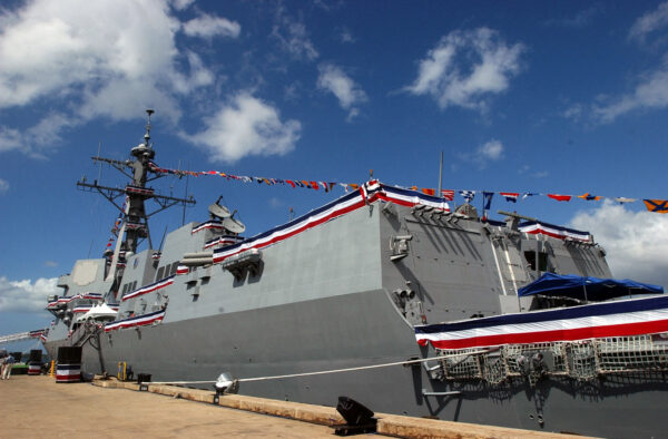 Tàu USS Chung-Hoon neo đậu sẵn sàng để được đưa vào hoạt động trước buổi lễ vận hành trên Đảo Ford tại Trân Châu Cảng, Hawaii, vào ngày 18/09/2004. (Ảnh: Lucy Pemoni/Reuters)