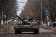 Một chiếc thiết vận xa Ukraine di chuyển gần chiến tuyến ở Bakhmut, tỉnh Donetsk, Ukraine, hôm 21/10/2022. (Ảnh: Carl Court/Getty Images)
