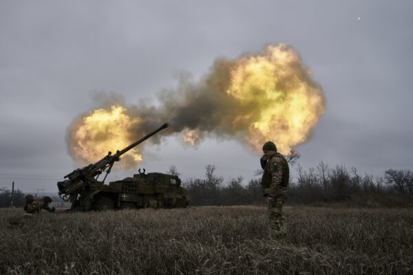 Binh sĩ Ukraine bắn một quả pháo tự hành CAESAR do Pháp sản xuất về phía các vị trí của Nga gần Avdiivka, vùng Donetsk, Ukraine, hôm 26/12/2022. (Ảnh: Libkos/AP Photo)