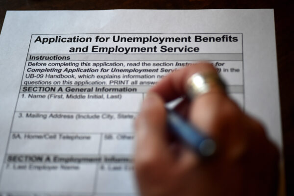Trong ảnh minh họa này, một người nộp đơn yêu cầu trợ cấp thất nghiệp ở Arlington, Virginia, hôm 16/04/2020. (Ảnh: Olivier Douliery/AFP qua Getty Images)