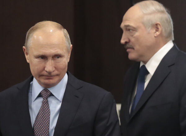 Tổng thống Nga Vladimir Putin và Tổng thống Belarus Alexander Lukashenko gặp nhau tại khu nghỉ mát ở Hắc Hải của Sochi, Nga, vào ngày 15/02/2019. (Ảnh: Sergei Chirikov/AP Photo)