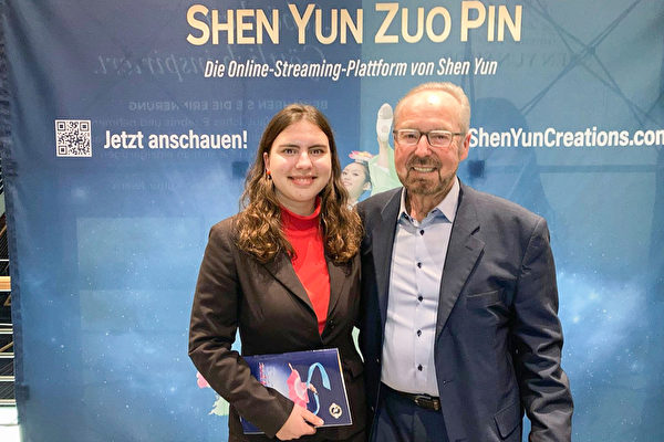 Vào chiều ngày 29/12/2022, cựu bác sĩ tâm lý Jürgen Voshage và cháu gái Juanita Voshage đã đến thưởng lãm buổi biểu diễn của Đoàn Nghệ thuật Biểu diễn Shen Yun đến từ Hoa Kỳ tại Nhà hát Potsdamer Platz. (Ảnh: Nancy Mcdonnell/The Epoch Times)