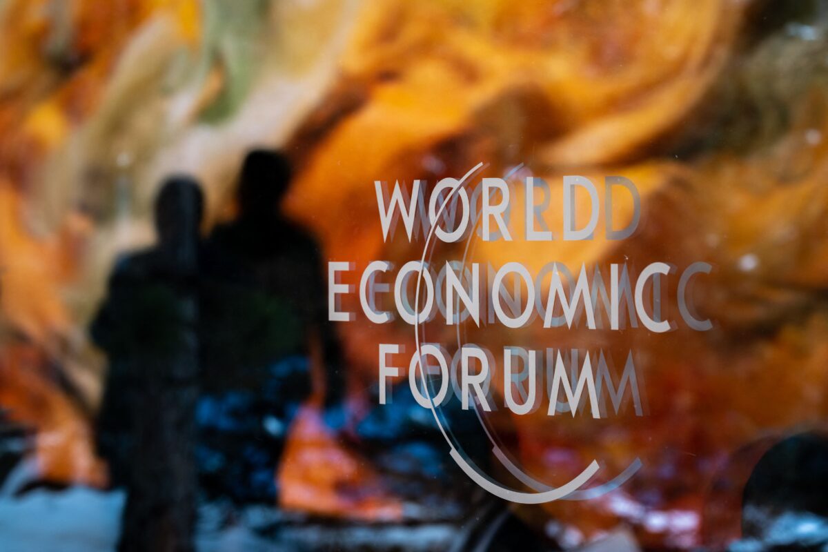 Logo của Diễn đàn Kinh tế Thế giới tại Trung tâm Hội nghị trong cuộc họp thường niên của WEF ở Davos, Thụy Sĩ, hôm 18/01/2023. (Ảnh: Fabrice CoffriniI/AFP qua Getty Images)