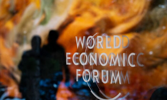 Biển hiệu của WEF tại Trung tâm Hội nghị trong cuộc họp thường niên của Diễn đàn Kinh tế Thế giới (WEF) ở Davos hôm 18/01/2023. (Ảnh: Fabrice Coffrini/AFP qua Getty Images)
