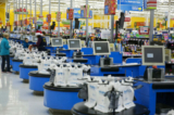 Nhân viên làm việc tại quầy thanh toán của một cửa hàng Walmart ở Secaucus, New Jersey, hôm 11/11/2015. (Ảnh: Lucas Jackson/Reuters)