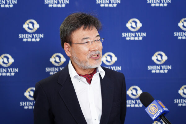 Ông Watanabe Kensei, một cựu giám đốc điều hành của tập đoàn đa quốc gia Toshiba Nhật Bản, đã tham dự buổi biểu diễn của Đoàn Nghệ thuật Biểu diễn Shen Yun tại Nhà Hát Hiroshima Bunka Gakuen HBG ở thành phố Hiroshima, Nhật Bản, hôm 02/01/2023. (Ảnh: Annie Gong/The Epoch Times)