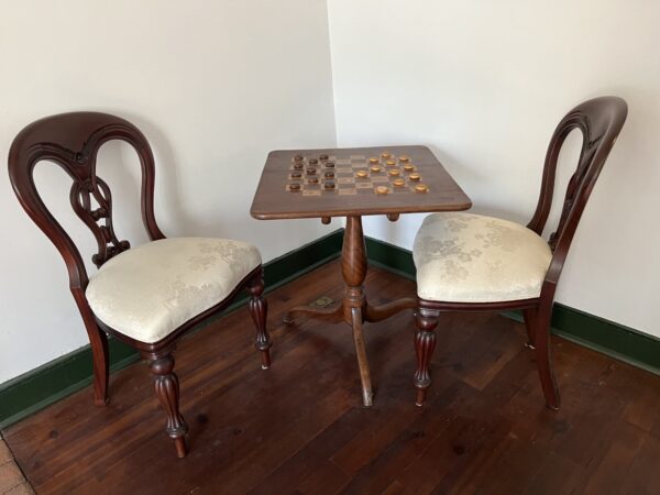 Cờ vua và cờ đam là những trò chơi yêu thích của gia đình Grant. Những chiếc ghế cổ bọc vải lụa damask, được làm bằng gỗ nguyên khối gợi liên tưởng đến những chiếc ghế được sử dụng trong phòng khách của ngôi nhà White Haven. (Ảnh: Cục Công viên Quốc gia)