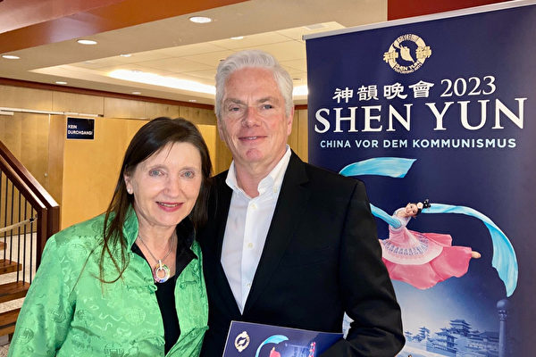 Vợ chồng ông Norbert Wulff và bà Barbara tại buổi biểu diễn của Shen Yun ở Frankfurt hôm 11/01/2023. (Ảnh: Nancy McDonnell/The Epoch Times)