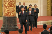 Lãnh đạo Trung Quốc Tập Cận Bình (trước) cùng các ủy viên của Ban Thường vụ Bộ Chính trị mới, cơ quan ra quyết định hàng đầu của Đảng Cộng Sản Trung Quốc, khi họ gặp gỡ giới truyền thông tại Đại lễ đường Nhân dân ở Bắc Kinh hôm 23/10/2022. (Ảnh: Wang Zhao/AFP qua Getty Images)