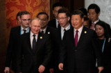 Tổng thống Nga Vladimir Putin (phía trước bên trái) và lãnh đạo Trung Quốc Tập Cận Bình (phía trước bên phải) đến dự bữa tiệc chào mừng các nhà lãnh đạo tham dự Diễn đàn Vành đai và Con đường tại Đại lễ đường Nhân dân ở Bắc Kinh, Trung Quốc, hôm 26/04/2019. (Ảnh: Nicolas Asfouri/Pool/Getty Images)