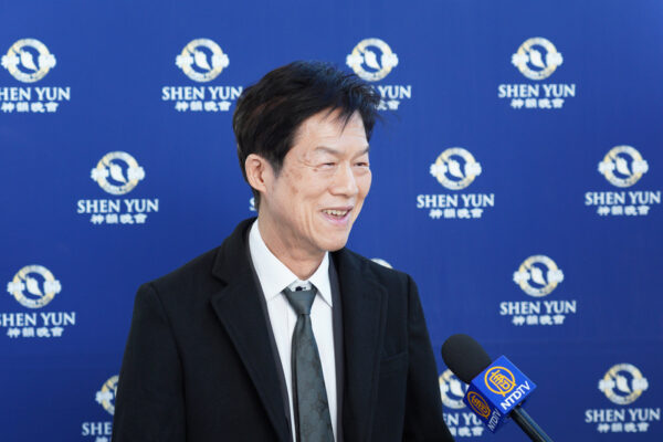 Ông Yoshida Ryuzi, chủ tịch công ty sản phẩm du lịch Rexy, tham dự chương trình Nghệ thuật Biểu diễn Shen Yun tại Nhà hát Hiroshima Bunka Gakuen HBG ở Hiroshima, Nhật Bản, vào buổi chiều hôm 03/01/2023. (Ảnh:Annie Gong/The Epoch Times)