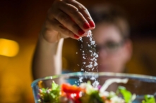 Có thể không phải là chúng ta ăn quá nhiều muối, mà là quá nhiều muối từ thực phẩm chế biến. (Goodbishop/Shutterstock)