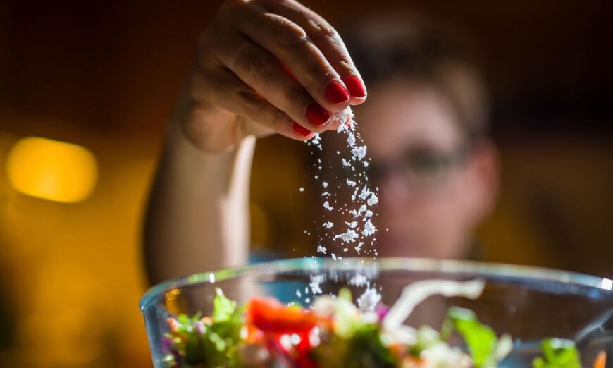 Nghiên cứu cho thấy ăn quá ít muối có thể nguy hiểm như khi ăn quá nhiều
