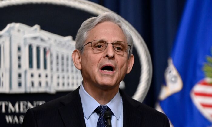 Tổng chưởng lý Merrick Garland chỉ định một biện lý đặc biệt để điều tra việc giải quyết các hồ sơ mật được tìm thấy tại tư dinh và các văn phòng cũ của Tổng thống Joe Biden, ở Hoa thịnh Đốn hôm 12/01/2023. (Ảnh: Olivier Douliery/AFP via Getty Images)