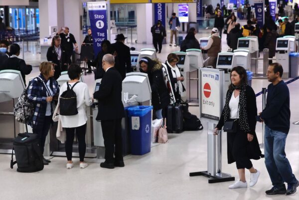 Các hành khách làm thủ tục cho các chuyến bay tại Phi trường Quốc tế Newark, New Jersey, hôm 11/01/2023. (Ảnh: Kena Betancur/AFP qua Getty Images)