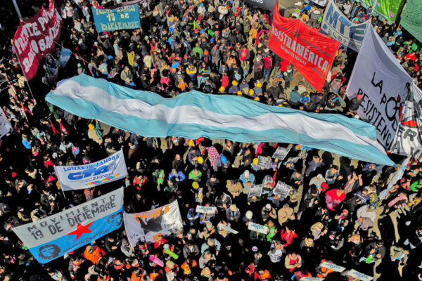 Ảnh chụp trên cao các thành viên của các tổ chức nghiệp đoàn và xã hội biểu tình vào ngày 20/07/2022 tại Buenos Aires. (Ảnh: Luis Robayo/AFP qua Getty Images)